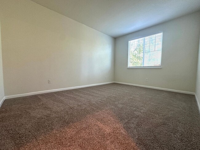 Building Photo - Gorgeous 3 Bed / 2.5 Bath Home in Desirable Rose Garden Community!