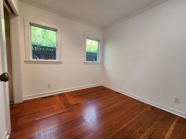 Building Photo - Charming Single Family Home in Downtown Palo Alto Available Now!