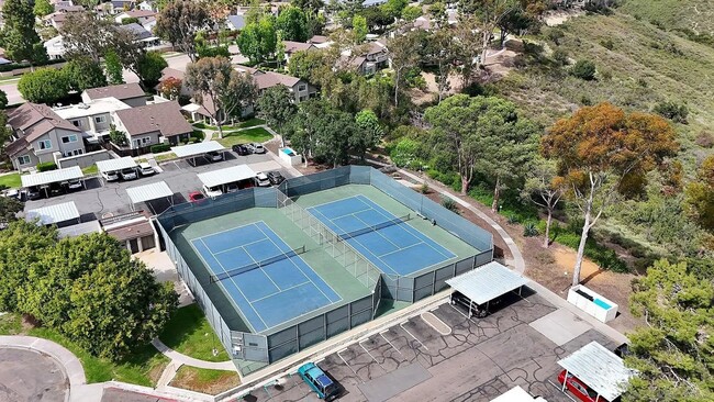Building Photo - Beautiful bright townhome in Tierrasanta
