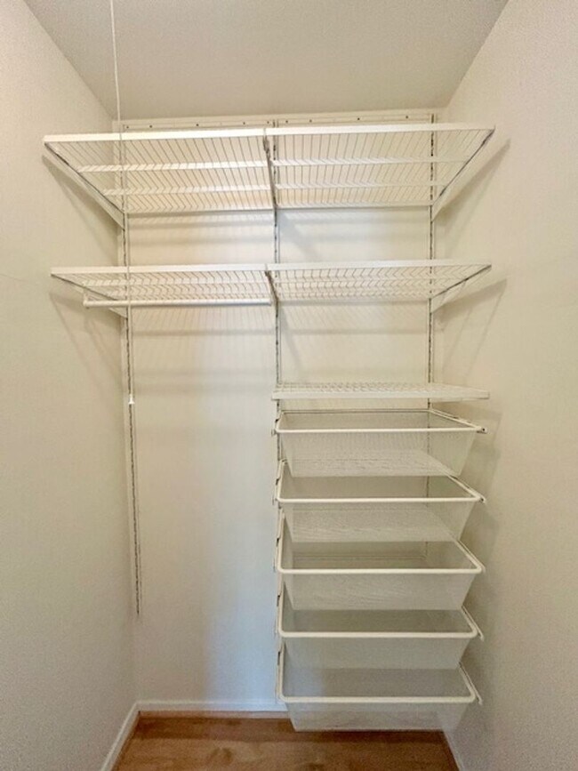 Building Photo - Commuter's dream!