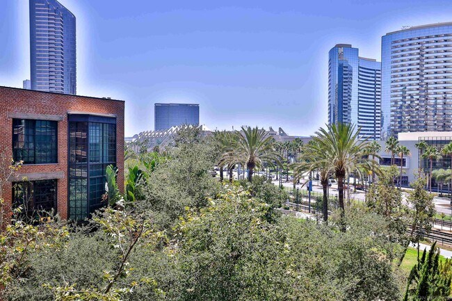 Building Photo - 500 W Harbor Dr