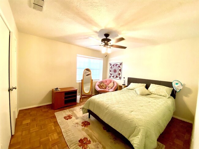 Building Photo - 7350 Kirby Dr