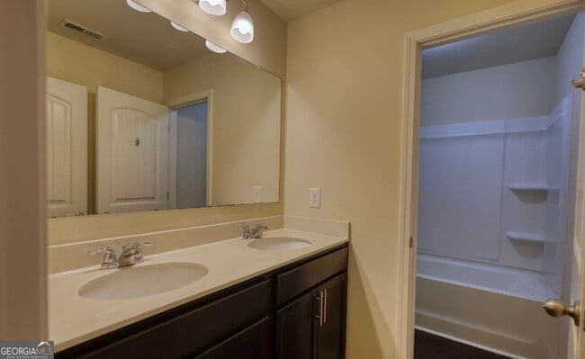 Building Photo - 6571 Bluffview Dr