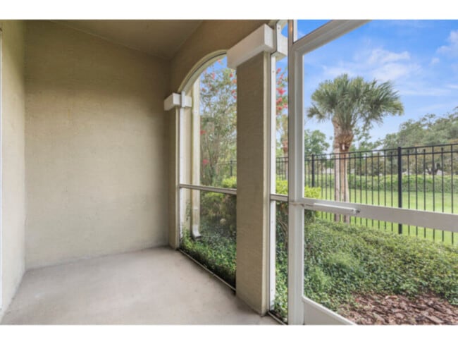 Building Photo - 5988 Summerhill - 2 beds unit with elevato...