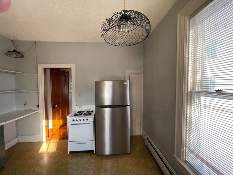 Kitchen, appliances & closet - 156 S Broad St