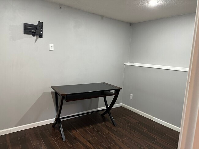 Building Photo - 1657 Helena Rd N