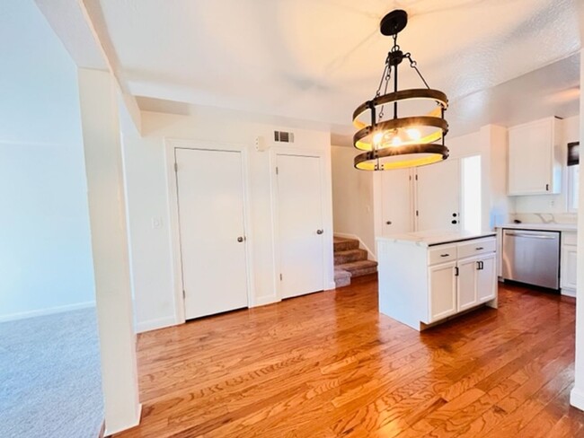 Building Photo - Move-in Ready 2BD/2.5BA Townhome in Westsi...