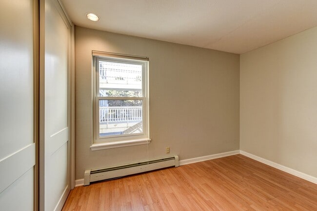 Building Photo - 2 Bedroom 2 Bath End Unit Condo with covered parking!