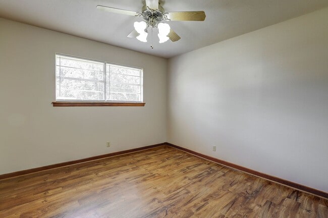 Building Photo - 3 Bedroom 2 Bathroom House in Wake Village, TX!
