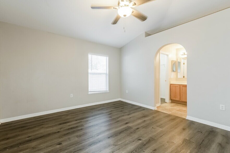 Building Photo - 927 Brenton Leaf Dr