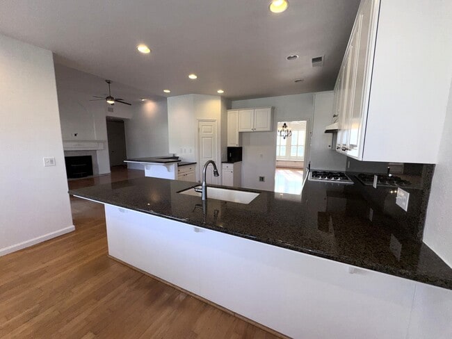 Building Photo - 553 W Fallbrook Ave