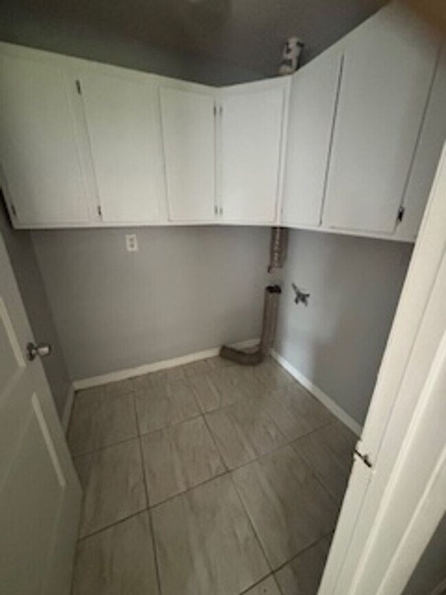 Building Photo - Large  3 bedroom, 2 bath pool home.