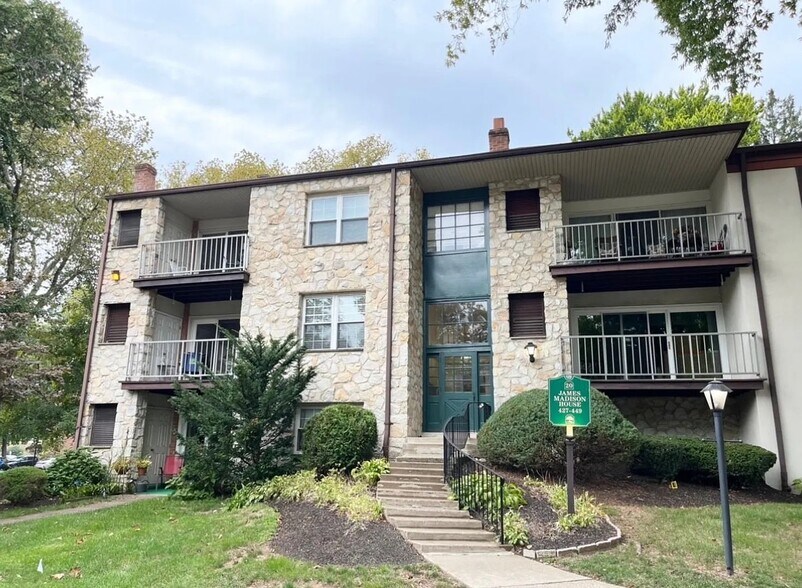 Building Photo - 429 Drummers Ln