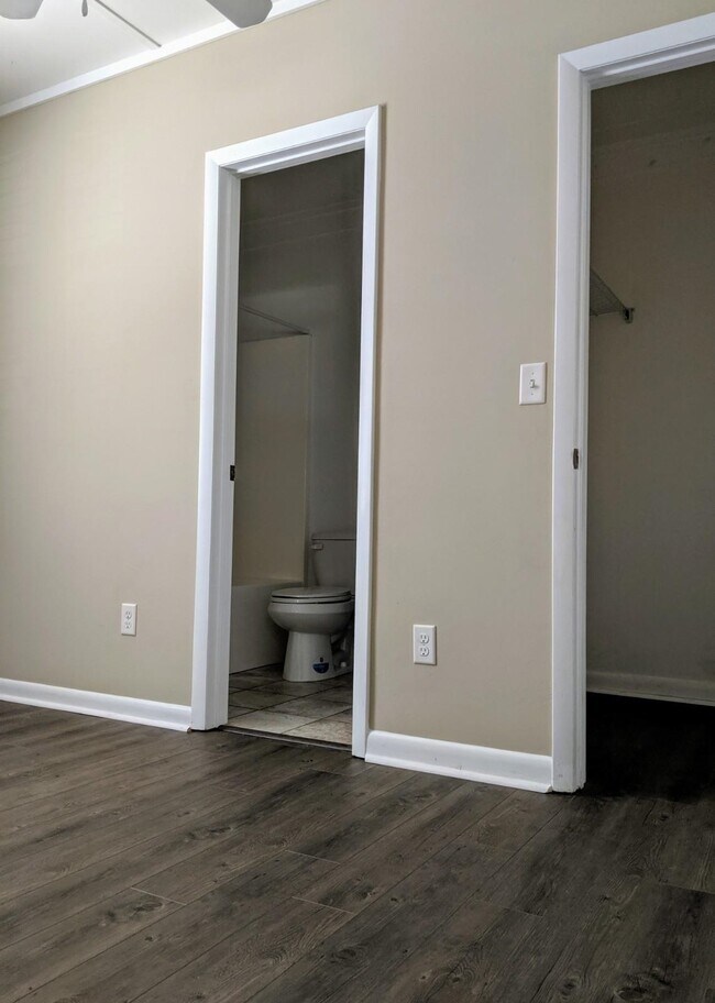 Building Photo - 806 Essex Dr