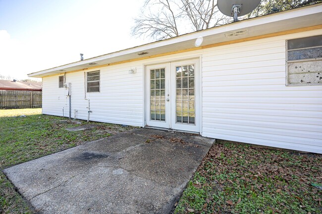 Building Photo - Charming 3-Bed, 2-Bath Home in Pascagoula ...