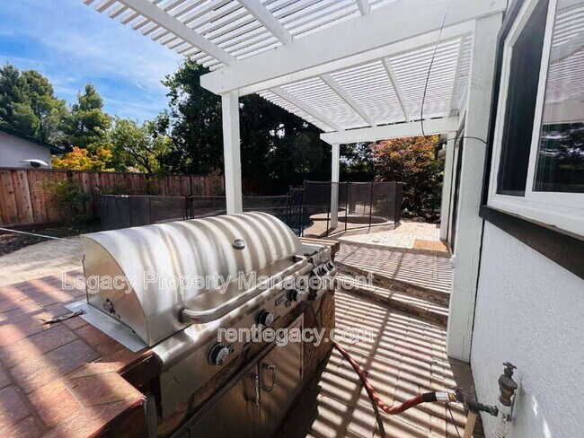 Building Photo - 1163 Gamay Dr