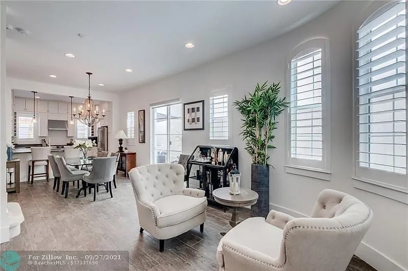 family and dining rooms - 918 NE 17th Way