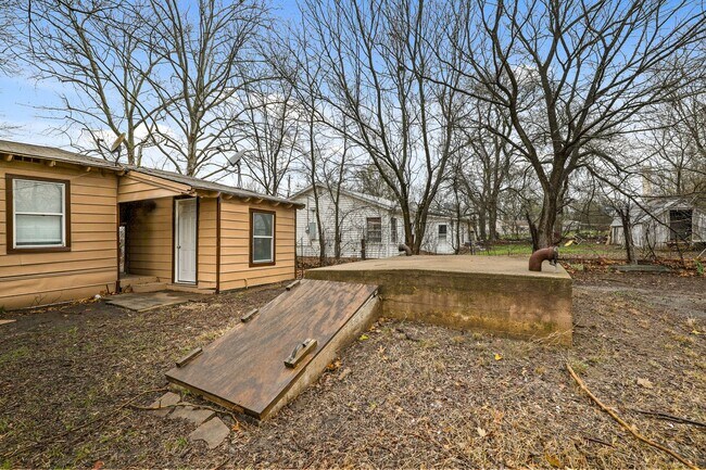 Building Photo - Welcome to your newly updated 2 bedroom, 1 bath home!