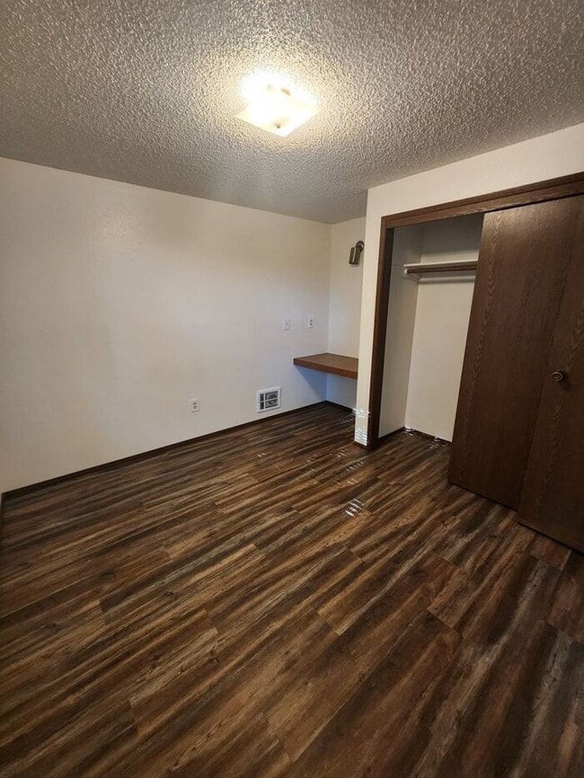 Building Photo - Nice 2 Bedroom Duplex in Edgewood!