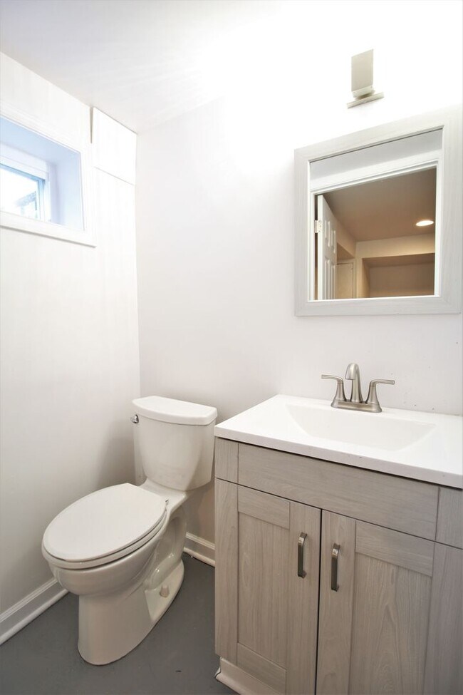 Building Photo - Townhouse Two Blocks to Braddock Rd Metro Station