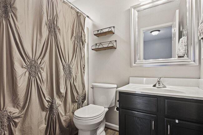Building Photo - Bright & Spacious 3-Bedroom, 2 Full & 2 Half Bath in New Market