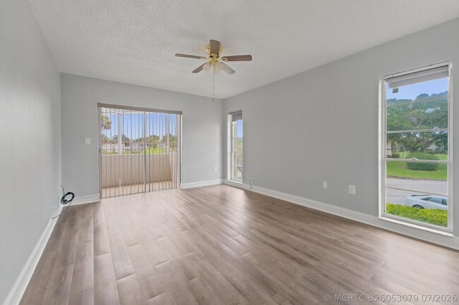 Building Photo - 203 W Greenway Dr