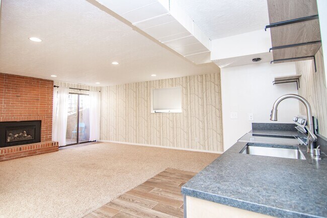 Building Photo - Ridgewood Condo 1 Bed Apartment W/ Pool & Clubhouse!