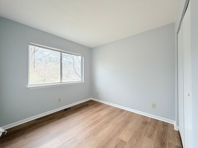 Building Photo - End unit 3 Bedroom Townhome