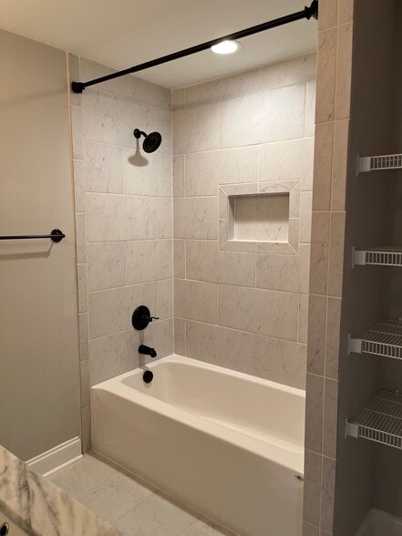 Upstairs Full Bathroom with Bathtub - 1045 Presidents Ln