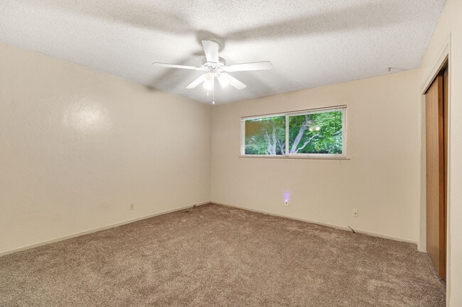 Building Photo - 1564 E Escalon Ave