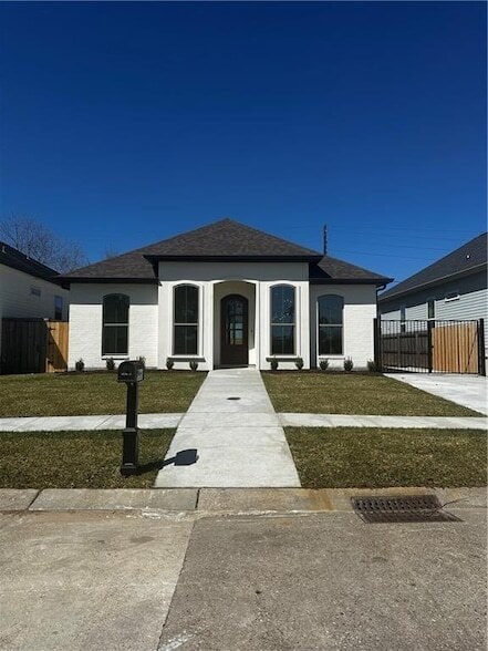 Building Photo - 2300 Pirate Dr