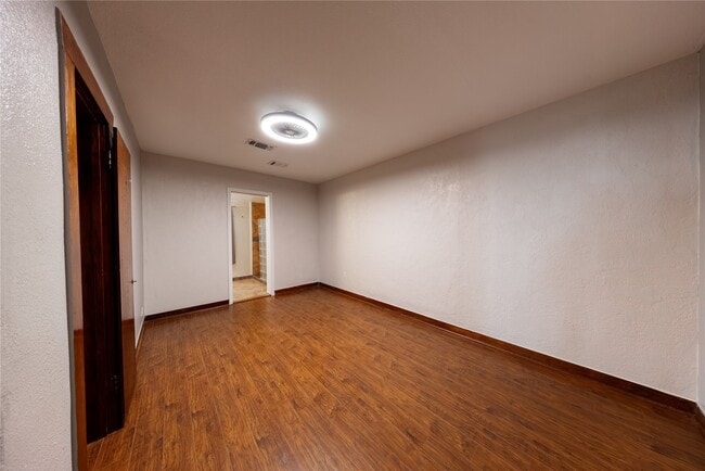 Building Photo - 1229 W 21st St