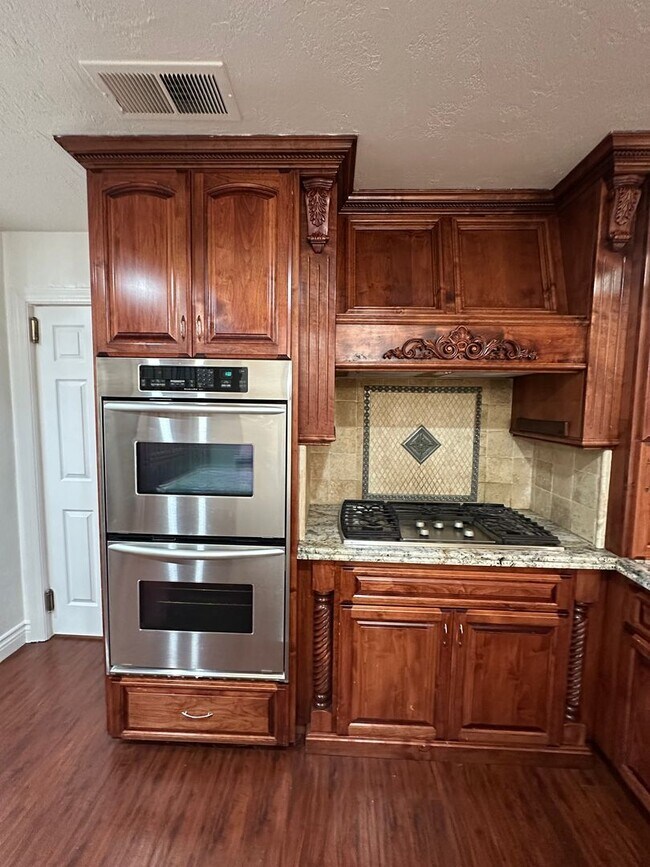 Building Photo - Entertainer delight rental home located in ''The Lakes'' subdivision coming soon!