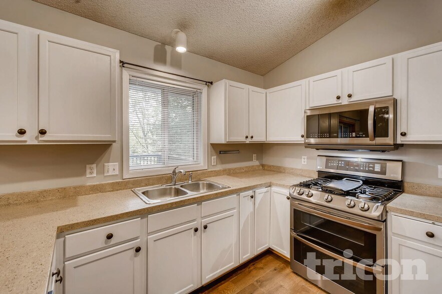 Building Photo - 357 Parkview Ln S
