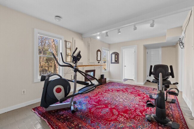 Building Photo - 303 Henderson St