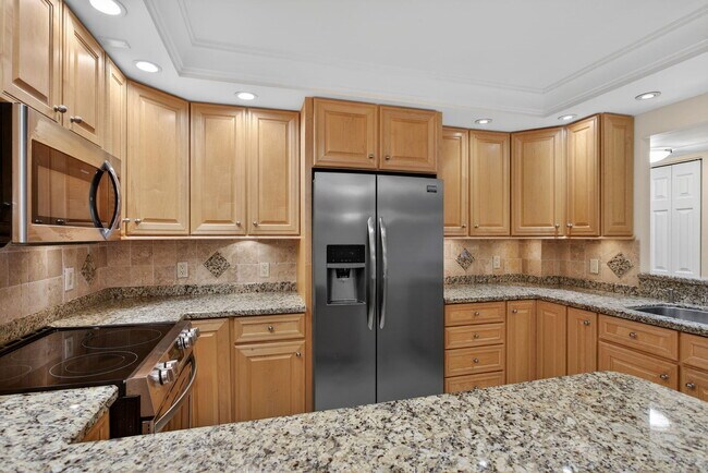 Building Photo - 405 N Ocean Blvd