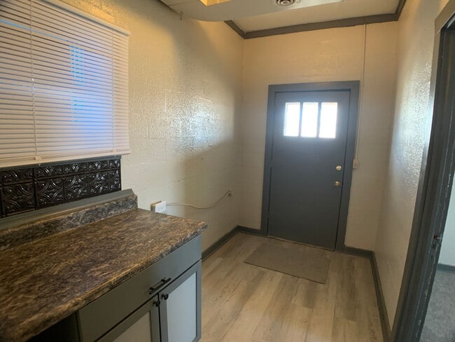 Building Photo - Trendy 2 Bedroom, Downtown Moore