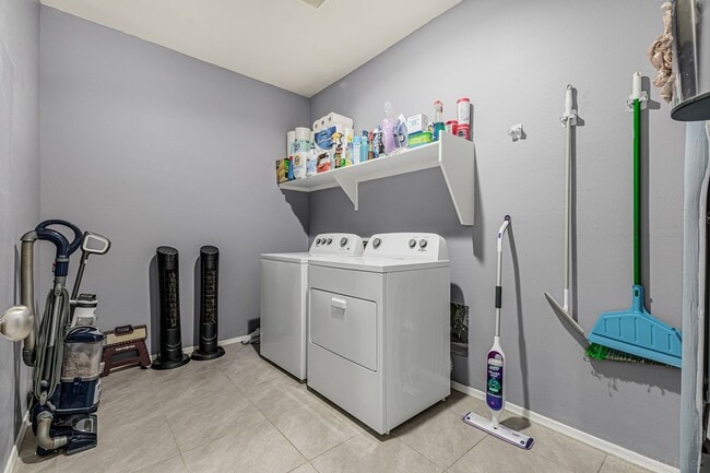 Building Photo - 5 Bedroom home in Maricopa