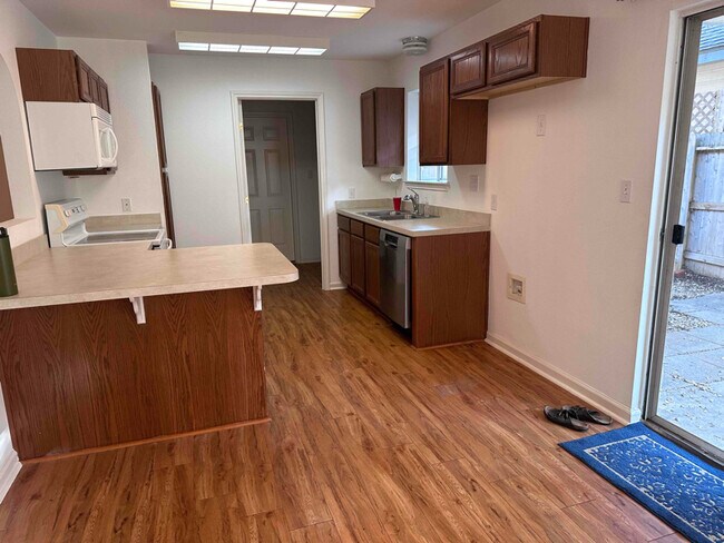 Building Photo - 113 Golden Way