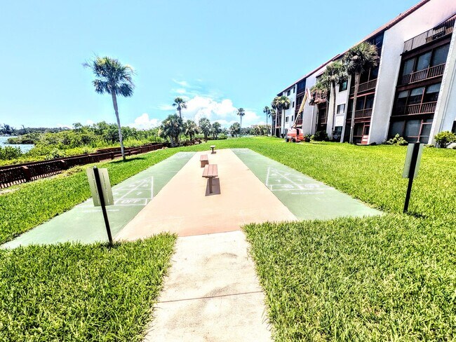 Building Photo - Seasonal, short or annual turnkey furnishe...