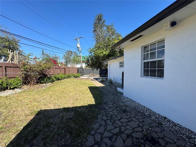 Building Photo - 10502 SW 77th Ct