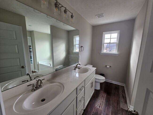 Building Photo - Beautiful Home in Newer Manchester Neighborhood