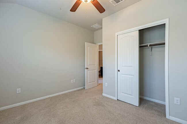 Building Photo - Beautiful 3 bedroom, 2.5 bathroom home in Ridge at Slaughter!!!