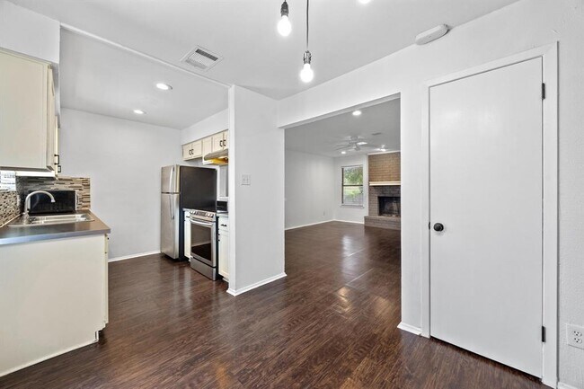 Building Photo - 802 Banister Ln