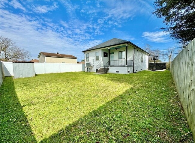Building Photo - 3004 Plaza Dr