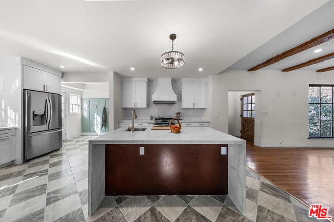 Building Photo - 2615 Canyon Dr