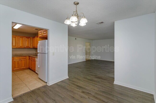 Building Photo - 4177 Versailles Dr