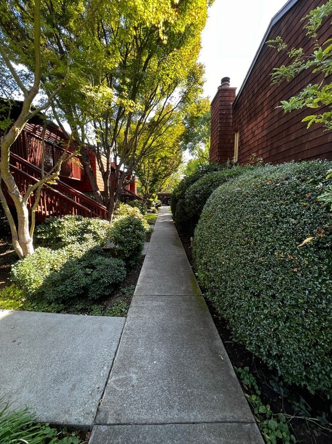 Building Photo - Fabulous 2-bedroom Concord Condominium With Community Pool!