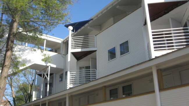 Building Photo - 712 W Elm St