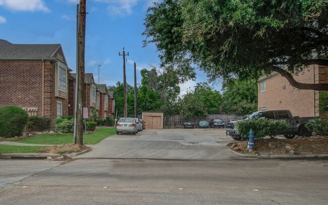 Building Photo - 12400 Overbrook Ln